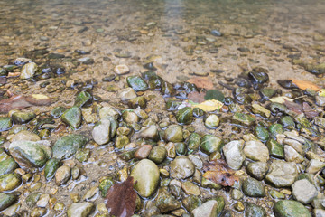 Wasser mit Steinen