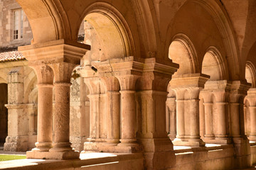 Cloître de l'abbaye royale cistercienne de Fontenay en Bourgogne, France