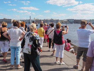 A group of tourists visiting the attractions in St. Petersburg. Russia. The summer of 2017. - obrazy, fototapety, plakaty