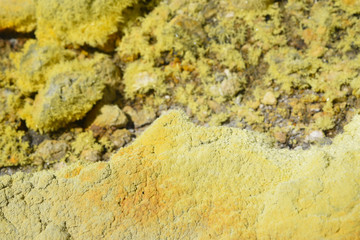 Plaques de soufre sur l'ile de Vulcano 