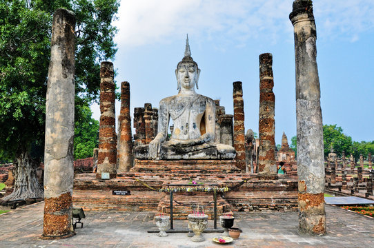 wat mahathat temple in thailand