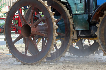 Fototapeta na wymiar Tractor en plantación de arroz en el Delta del Ebro, Cataluña (España)
