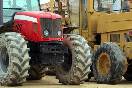 Tractor en plantación de arroz en el Delta del Ebro, Cataluña (España)