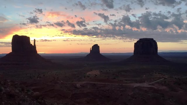 Timelapse amanecer Monument Valley. Utha USA