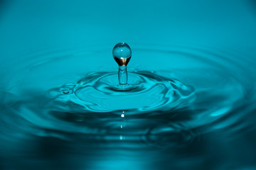 Fototapeta na wymiar Splash of blue water