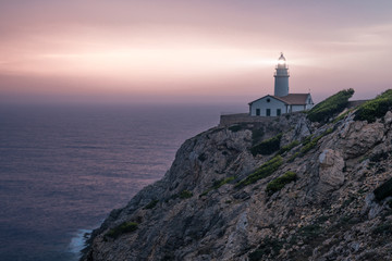 Fototapeta na wymiar Leuchtturm auf Mallorca