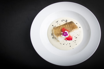 suprema de merluza con polvo de flor de Allium