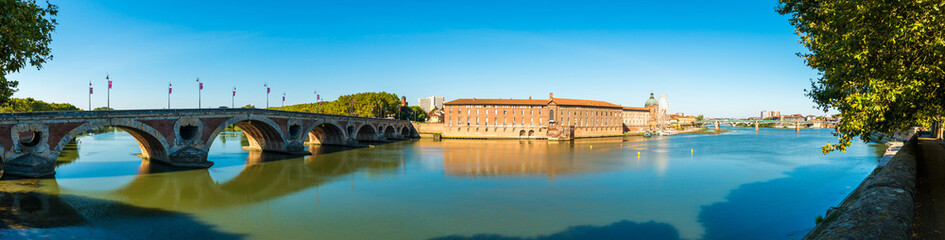 Fototapeta na wymiar Panoramique de la Garonne à Toulouse, Occitanie en France