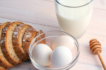 Chleb, jajka i mleko na śniadanie