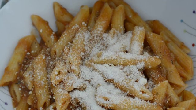 Nudeln Penne kochen im Wasser - Spaghetti Bolognese