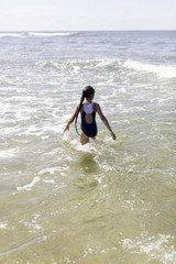 Dziewczynka w kostiumie kąpie się w morzu bałtyckim