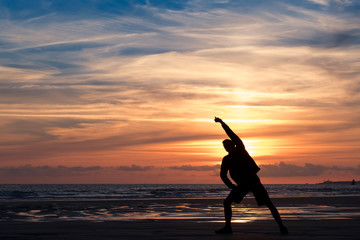 silhouette exercice physique sport bien être sport étirement plage couché de soleil santé