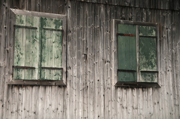 Obraz na płótnie Canvas Fassade einer Holzhütte im Inntal mit geschlossenen Fensterläden