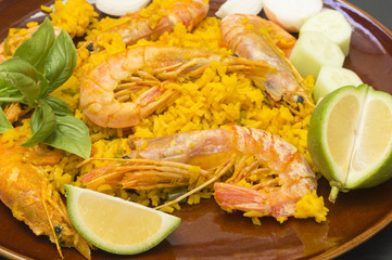 arroz con mariscos y rodajas de limon