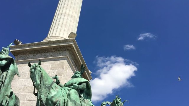 Monumento con statua Budapest