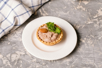 Tartlets with chocolate cream and almonds