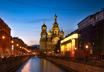 Fototapeta na wymiar Canal in St. Petersburg, Russia into the Church of the Savior on Spilled Blood.