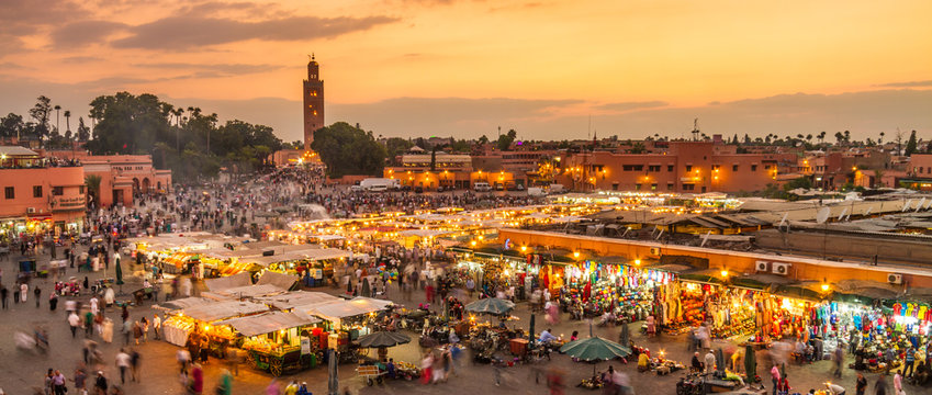 Jamaa el Fna rynku, Marrakesz, Maroko, Afryka Północna. Dżemaa el-Fnaa, Dżamaa el-Fna lub Dżamaa el-Fnaa to słynny plac i rynek w medynie w Marrakeszu.