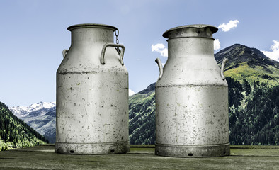 Naklejka premium Milchkannen im Gebirge
