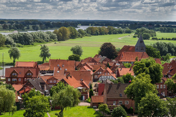 Altstadt von Hitzacker an der Elbe im Sommer