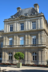 Fototapeta na wymiar Pavillon du jardin du palais du Luxembourg à Paris, France