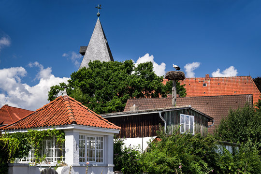 Kirchturm und Storchennest in Hitzacker im Sommer