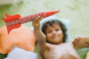 ni&ntilde;o jugando con cohete en casa