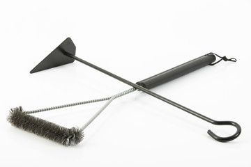 Grillbürste mit Metallborsten und Schürhaken auf weissem Hinterrgund