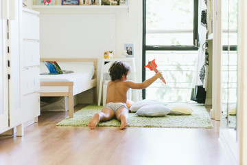 ni&ntilde;o jugando con cohete en casa