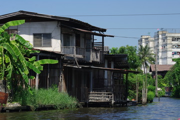 Obraz premium Maison en bois au bord du canal à Bangkok 