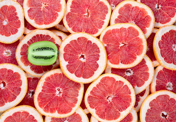 Layer from slices of grapefruits with one kiwi.