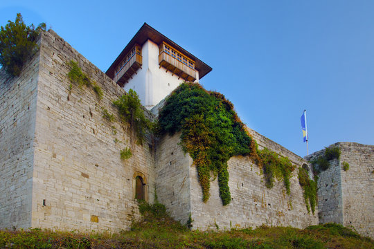 Castle of Gradačac. Husein-kapetan Grada&scaron;čević or Zmaj od Bosne ("Dragon of Bosnia"), led an uprising that raised to arms most of the Bosnian captains in 1831.