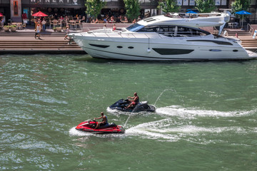 Jetski Fahrer und Motoryacht bei Riverwalk, Chicago