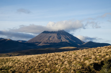 Fototapeta premium Góra Ruapehu przy zmierzchem, Tongariro park narodowy, Nowa Zelandia