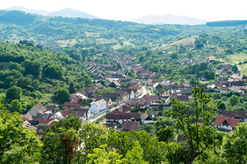 Obraz premium View of Cisnadie city from Cisnadioara fortified church, medieval fortress on the hill near Sibiu, Transylvania, Romania