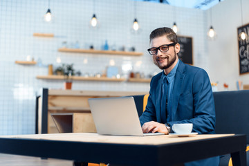 Fototapeta na wymiar businessman using laptop in cafe