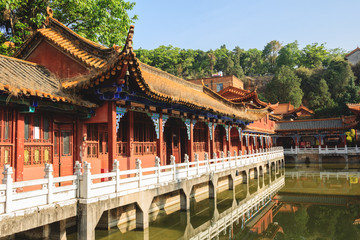 Obraz premium Traditional Chinese Buddhist temple with a pond