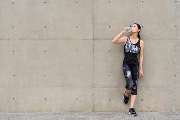 Obraz premium exercise woman drinking water after jogging