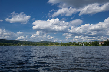 See und Himmel mit Wolken