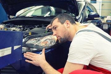 Adjust car-headlights by mechanic // einstellen Scheinwerfer durch Mechaniker in einer...