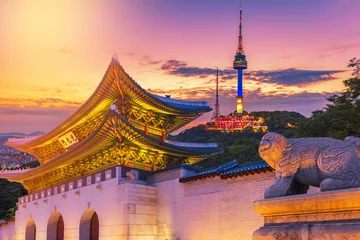 Photo sur Plexiglas Séoul Point de repère de la Corée avec la tour couverte de Gyeongbokgung n Seoul, Corée du Sud