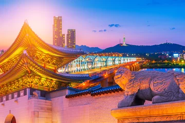 Fototapeten Dongjak-Brücke und Han-Fluss in der Stadt Seoul, Südkorea. © CJ Nattanai
