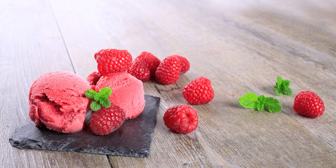 glace à la framboise sur fond en bois