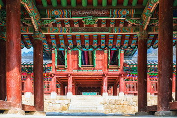 The main gate of the Korean buddhist temple which was painted colorful - obrazy, fototapety, plakaty