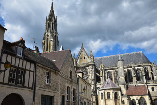 Cath&eacute;drale et maisons m&eacute;di&eacute;vales &agrave; Senlis, France