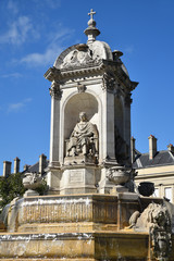 Fototapeta na wymiar Fontaine de la place Saint Sulpice à Paris en été, France