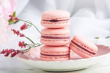 Fotobehang Roze aardbeienmacarons. Frans delicaat dessert voor het ontbijt © Artem