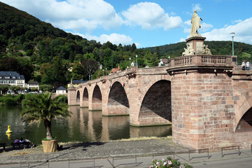 Fototapeta na wymiar Die alte Brücke von Heidelberg