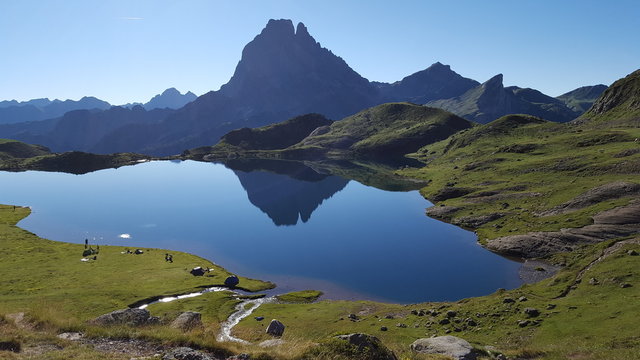 Reflet Pic du midi d'ossau sur le lac gentau