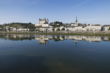 Blick auf Loire,  Altstadt Saumur mit Schloss und Kirche Saint-Pierre, Saumur, DŽpartement Maine-et-Loire, Frankreich